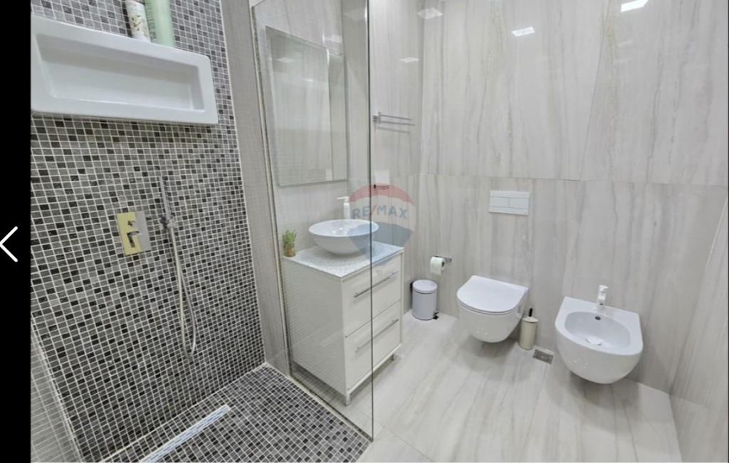 Apartament per shitje 2+1+2 tek Stacioni i Trenit