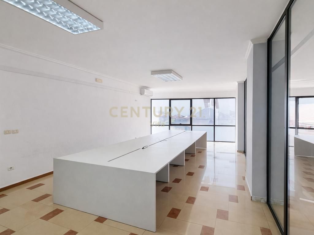 JEPEN AMBIENT ZYRE NE QENDER TE DURRESIT