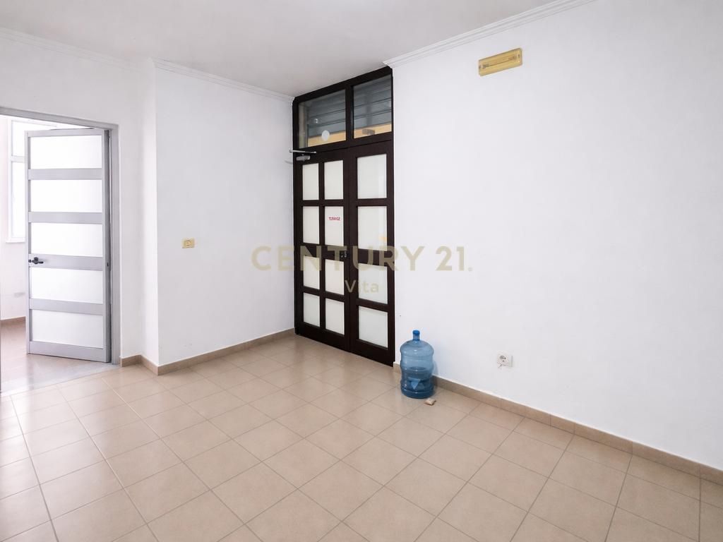 JEPEN AMBIENT ZYRE NE QENDER TE DURRESIT