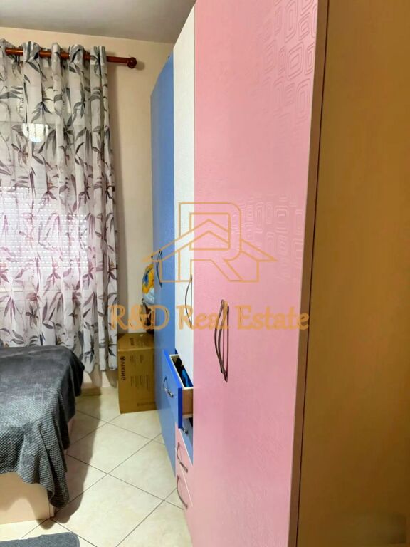 🏡 SHTËPI ME QERA – Kthesa e Kamzës (Pallati i Verdhë)