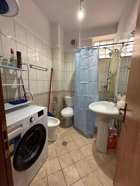 Rruga e Durresit,prane Ambasades Jugosllave jepet me qera apartament 1+1,i mobiluar.60,000Leke
