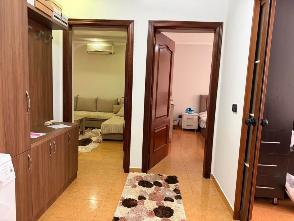 Affittasi – Appartamento 2+1 Vicino all'Ospedale Americano, Laprakë