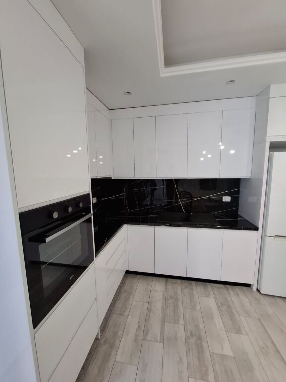 Jepet me Qera Super  Apartament 2+1 Ne Plazh Hekurudha