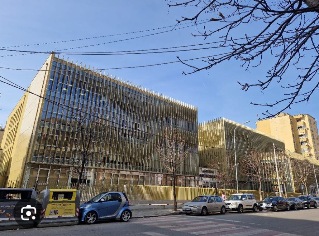 Apartment 2+1 for sale, only 5 minutes away from Skenderbeu Square, area behind the 15-Storey Building