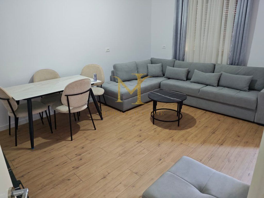 Jepet me qira apartament 2+1, 75 m², kati 2, në pallat ekzistues, në një nga zonat më të preferuara të Durrës, pranë Stadiumi Niko Dovana !