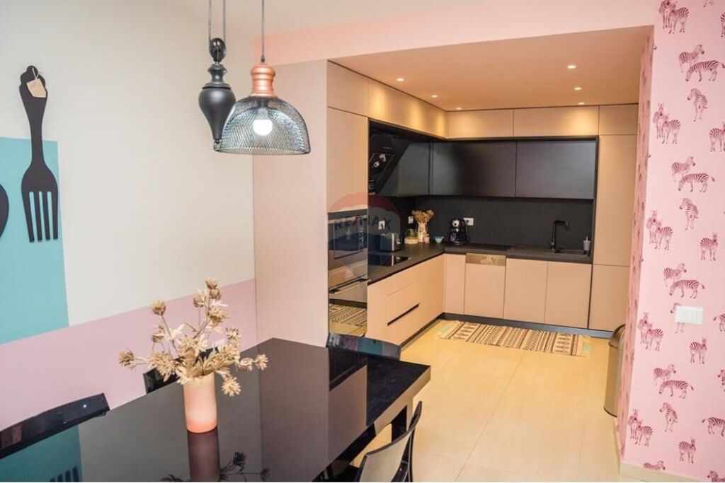 APARTAMENT 1+1+POST PARKIMI NE QENDER-PAZARI RI