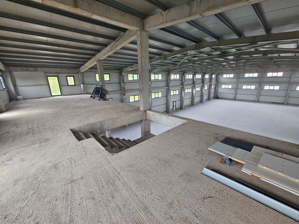 Magazine Me Qera Ne Autostrada Tirane- Durres ( ID BM316) Tirane