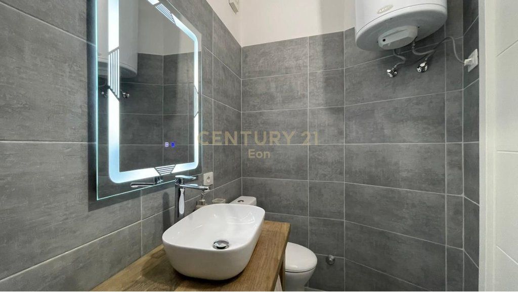 SHITET SUPER APARTAMENT 2+2 NË VIJËN E PARË ME PAMJE NGA DETIT TE SHKËMBI I KAVAJËS, DURRES!!