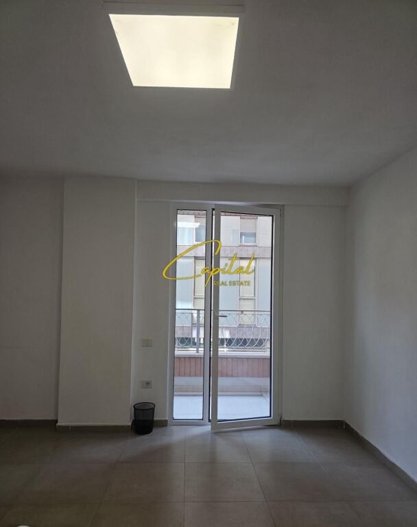 ZYRE ME QIRA 74 M2 STADIUMI AIR ALBANIA 1.250 EURO