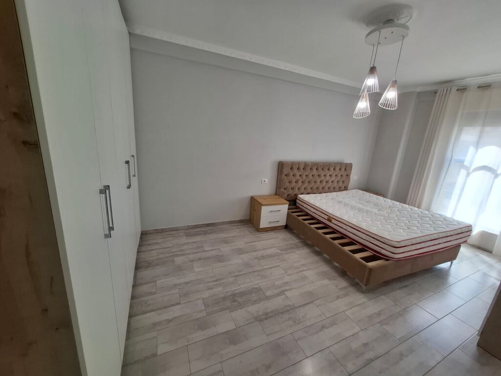 Jepet me Qera Super  Apartament 2+1 Ne Plazh Hekurudha