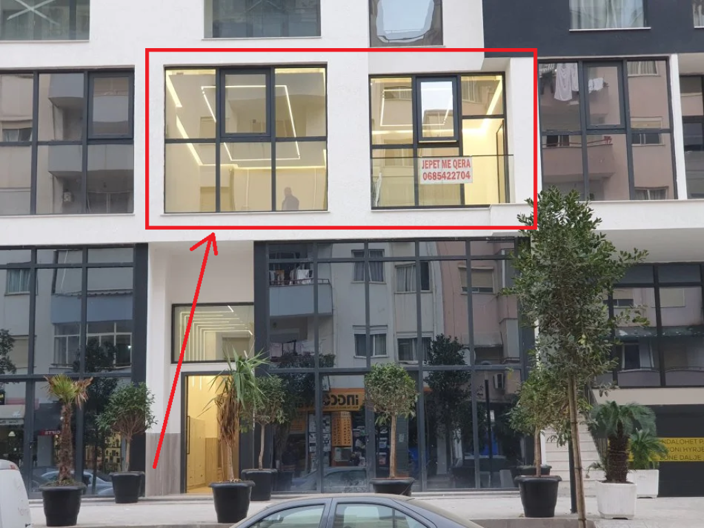 Negozio nel viale principale di Astiri, Tirana