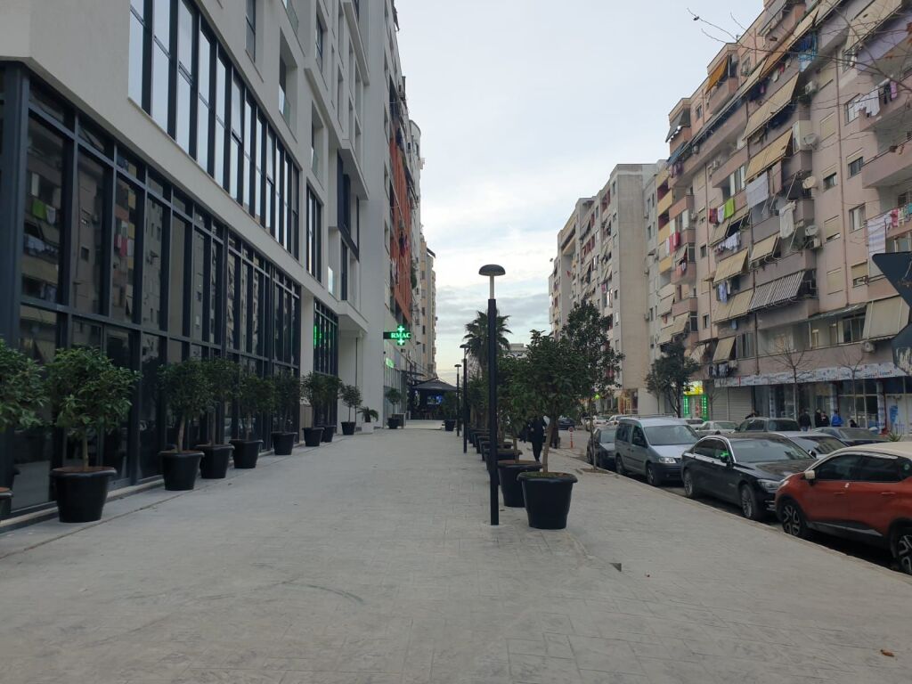 Negozio nel viale principale di Astiri, Tirana