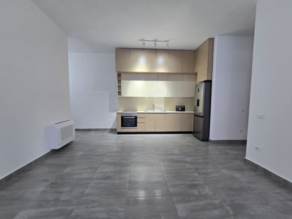 Empty apartment for rent in Delijorgj