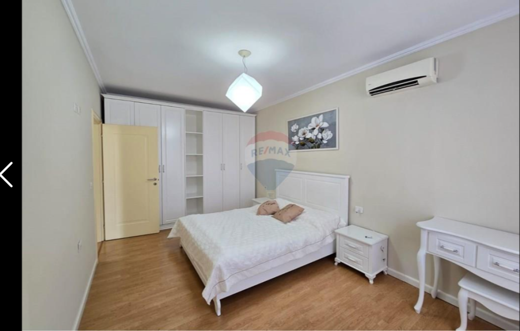 Apartament per shitje 2+1+2 tek Stacioni i Trenit