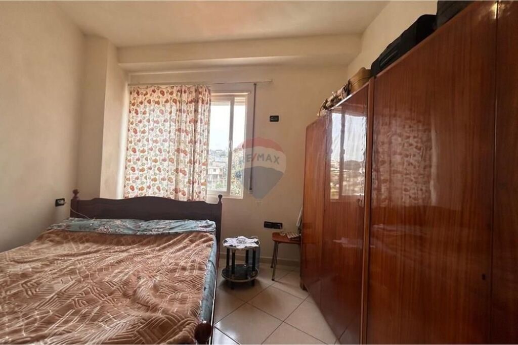 🏡 Apartament 1+1 për Shitje në Qendër të Vlorës – Pranë Xhamisë