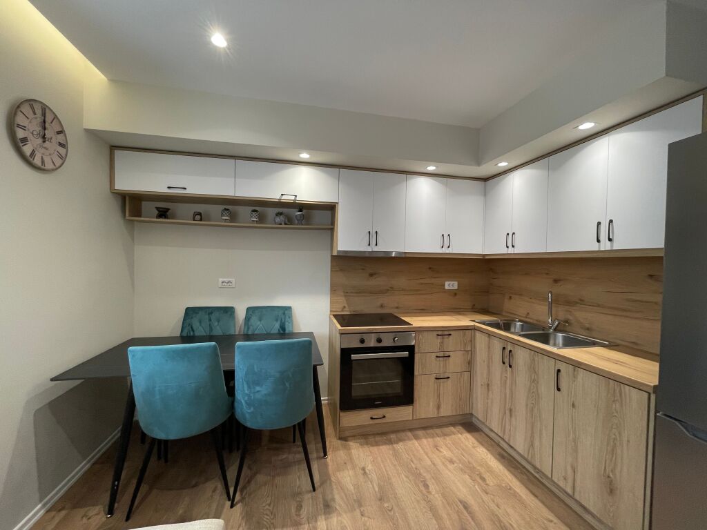 Japim me qira apartament 2+1 te zone e Brrylit.