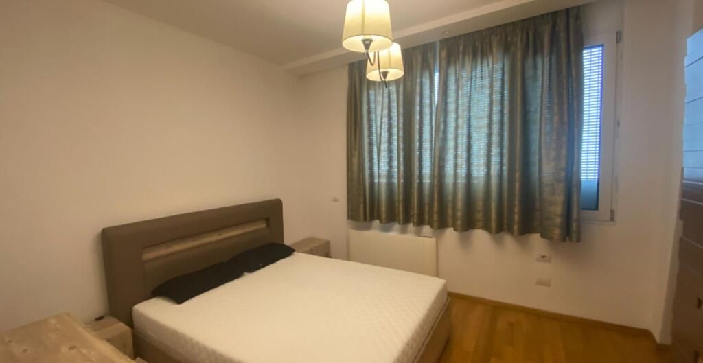 AFFITTASI APPARTAMENTO 2+1+2 bagni, al terzo piano di un edificio di lusso.