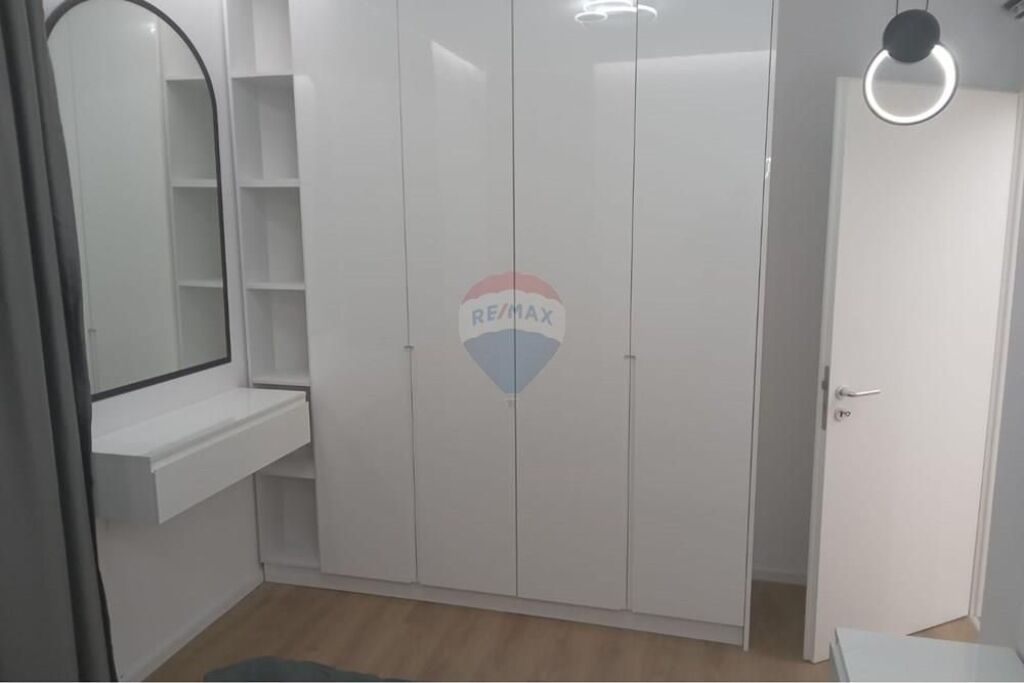 Apartament 2+1 + Post Parkimi për Qira Mangalem