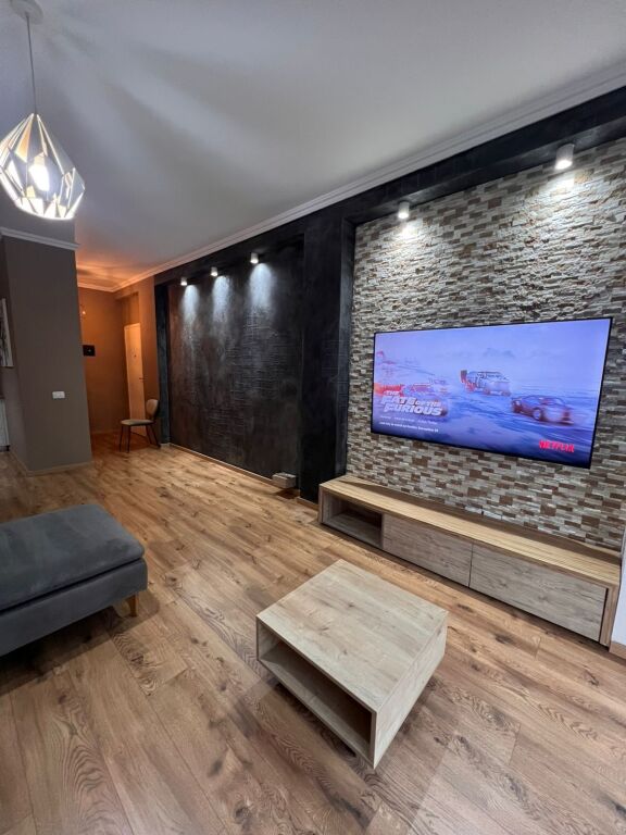 2+1,i mobiluar te xhamia e kopshtit botanik,850 euro