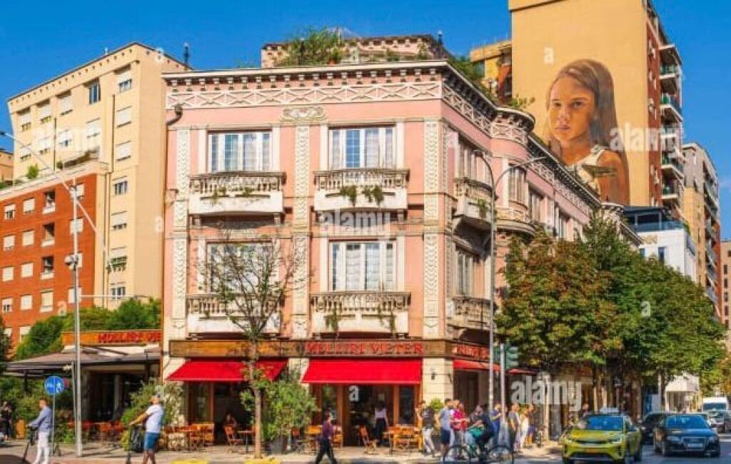 Apartment 2+1 for sale, only 5 minutes away from Skenderbeu Square, area behind the 15-Storey Building