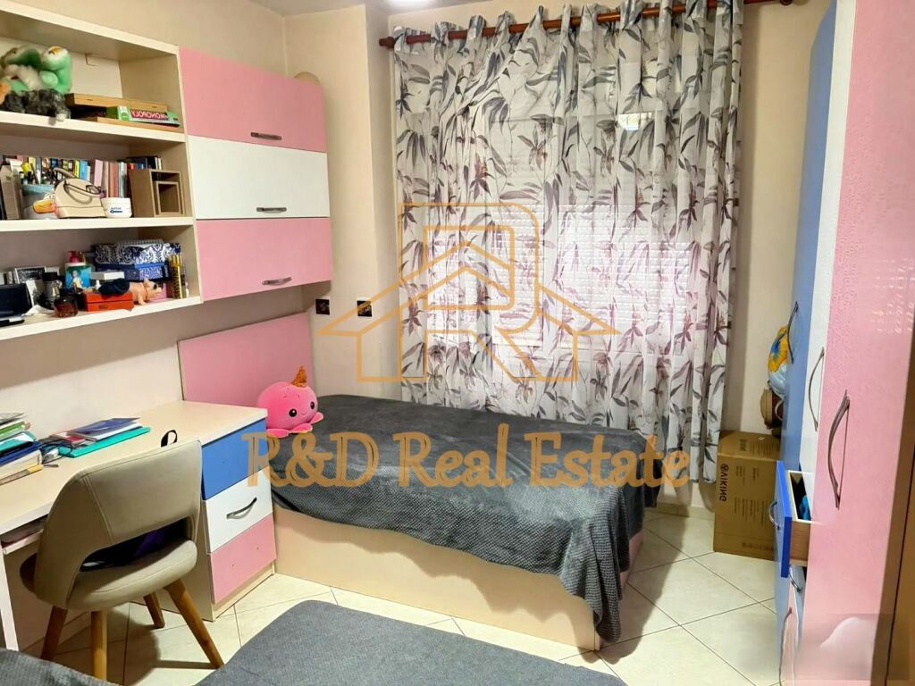 🏡 SHTËPI ME QERA – Kthesa e Kamzës (Pallati i Verdhë)