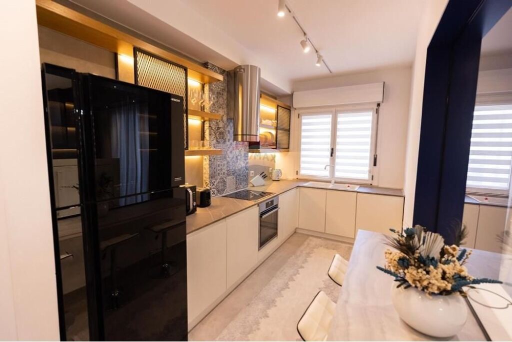 Apartament 2+1 për shitje – pranë Sheshi Skënderbej