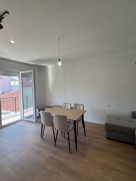 Apartament 1+1, pranë mbikalimit të Shkozës, në Rrugën Islam Rusi.