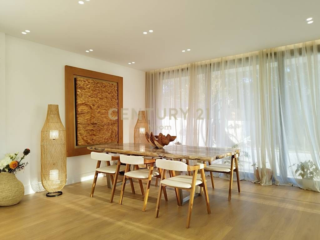 LUXURY VILLA FOR SALE IN PETRELË