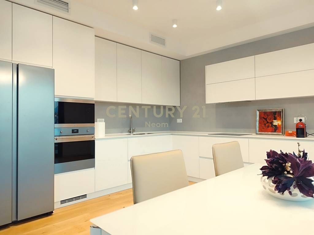 Vilë për qira pranë TEG 5,000 € /Muaj Sip. Totale  600m2