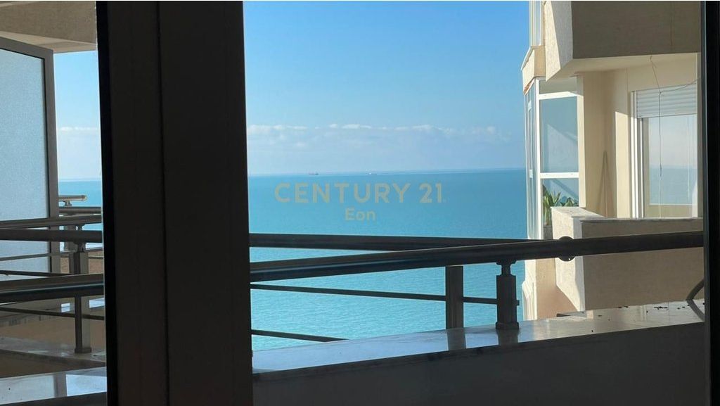 SHITET SUPER APARTAMENT 2+2 NË VIJËN E PARË ME PAMJE NGA DETIT TE SHKËMBI I KAVAJËS, DURRES!!