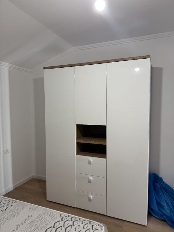 Apartament 1+1, pranë mbikalimit të Shkozës, në Rrugën Islam Rusi.