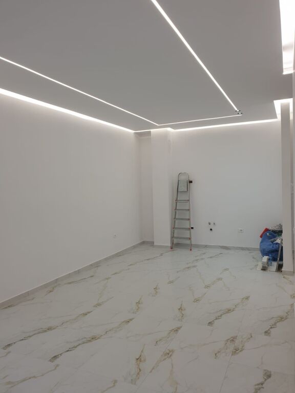 Negozio nel viale principale di Astiri, Tirana