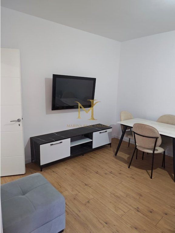 Jepet me qira apartament 2+1, 75 m², kati 2, në pallat ekzistues, në një nga zonat më të preferuara të Durrës, pranë Stadiumi Niko Dovana !