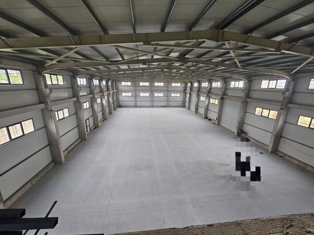 Magazine Me Qera Ne Autostrada Tirane- Durres ( ID BM316) Tirane