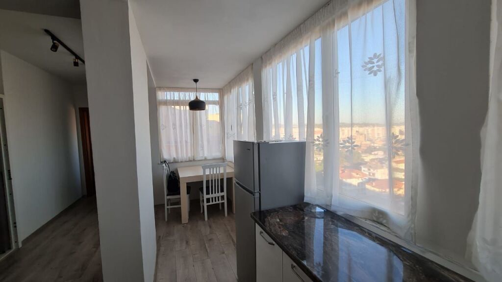 Jepet me qera Garsoniera , Perballe Delijorgjit prane Pasticeri Nela 460 mije leke