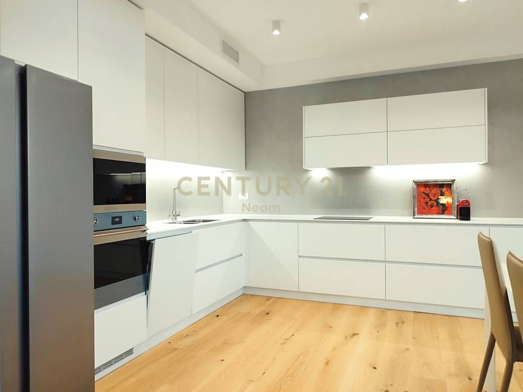 Vilë për qira pranë TEG 5,000 € /Muaj Sip. Totale  600m2