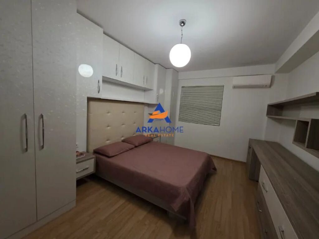 JEPET APARTAMENT ME QERA 4+1+2+BALLKON "RRUGA FORTUZI, MINE PEZA" 1500 EURO