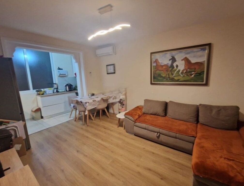 Shitet apartament 1+1 ne rrugen Mine Peza , Tirane.
