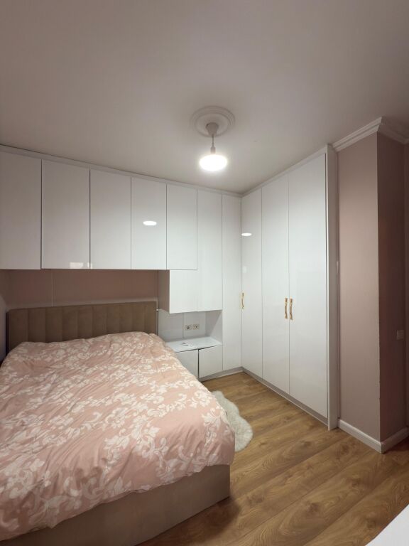 JEPET ME QIRA | Apartament 2+1 – Rruga e Kavajës (përballë Delijorgjit)
