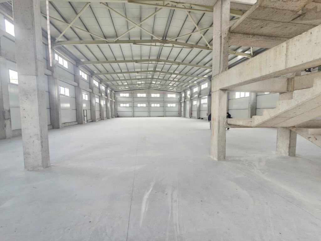 Magazine Me Qera Ne Autostrada Tirane- Durres ( ID BM316) Tirane