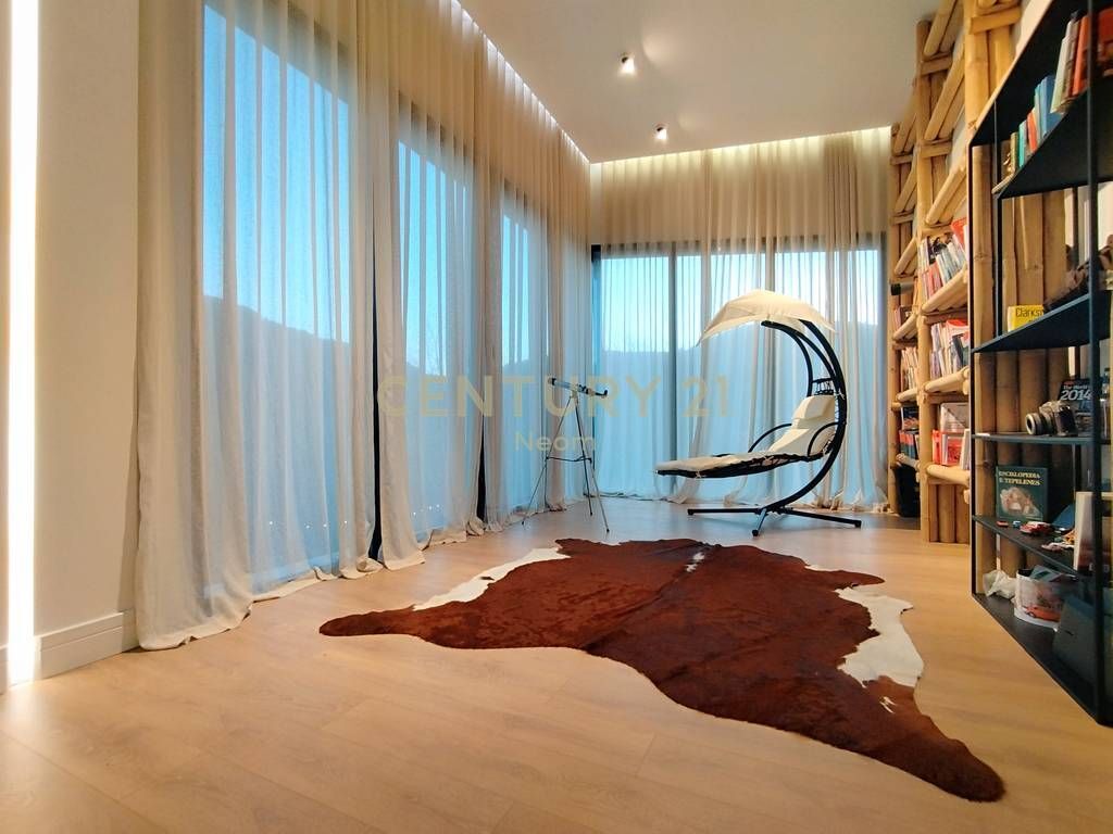 LUXURY VILLA FOR SALE IN PETRELË