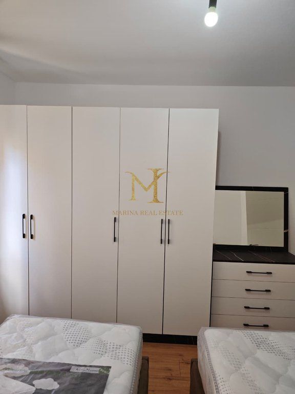 Jepet me qira apartament 2+1, 75 m², kati 2, në pallat ekzistues, në një nga zonat më të preferuara të Durrës, pranë Stadiumi Niko Dovana !