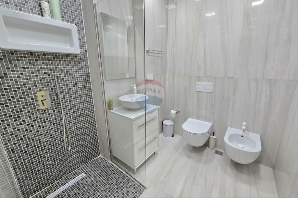Apartament - Për Shitje - Stacioni i Trenit, Tiranë