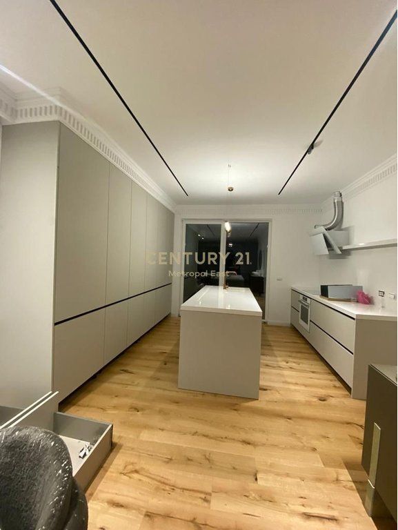 Vile luksoze me qira prane Teg