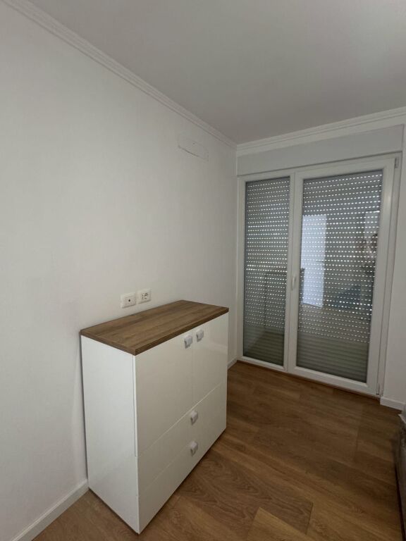 Apartament 1+1, pranë mbikalimit të Shkozës, në Rrugën Islam Rusi.