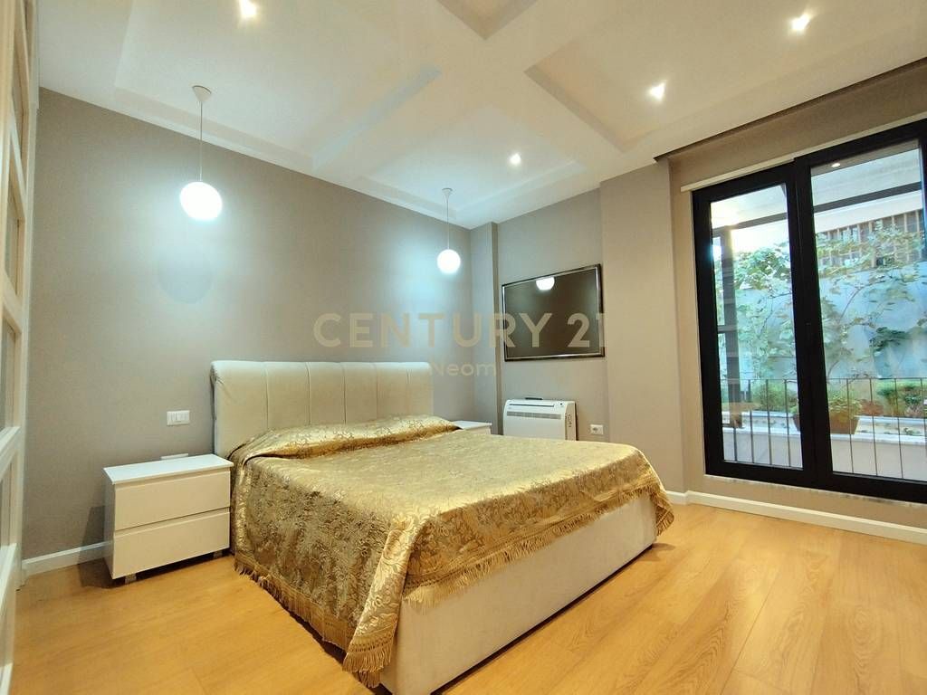 Vilë për shitje pranë Venue Club, Xhamllik