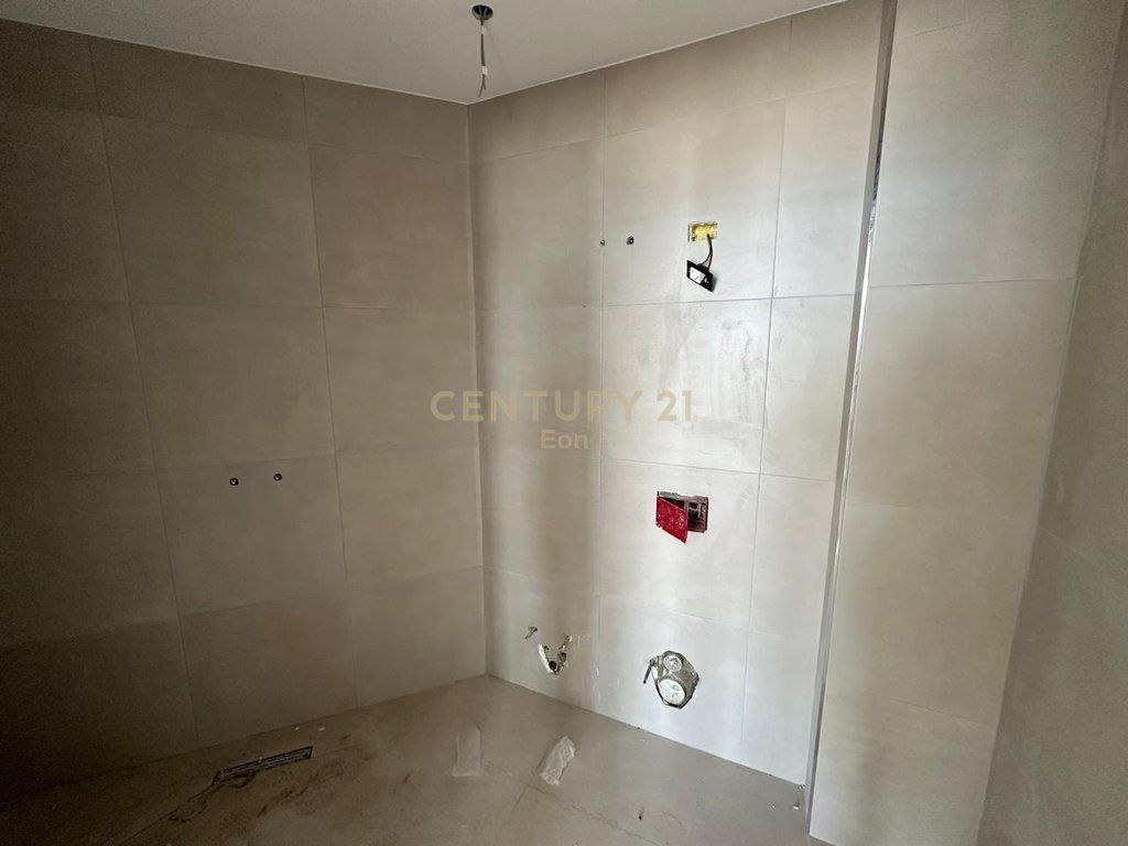 SHITET PAPAFINGO 1+1 me 52.6m2 verande ME PAMJE DETI TEK "WHITE HILL RESIDENCE" NE CURRILA!