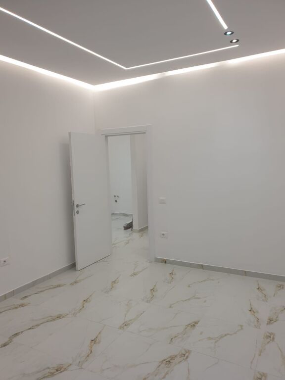 Negozio nel viale principale di Astiri, Tirana