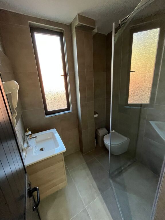 Shitet Garsoniere 30 m² – Buzë Unazës, Përballë Ish Ekspozitës