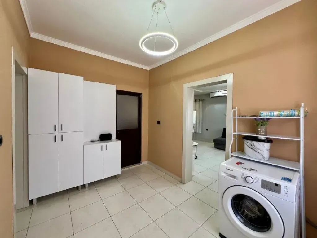 Shitet shtepi private+truall ngjit me ish doganen